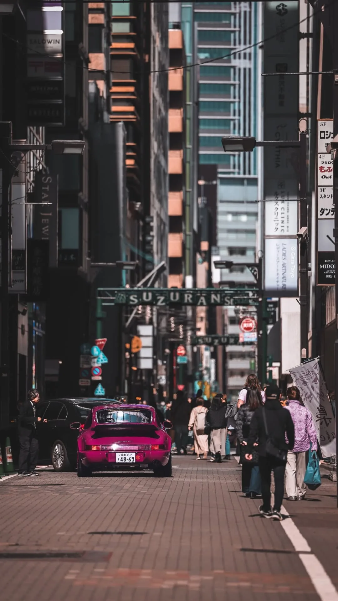 Pink Porsche 911 in Tokyo